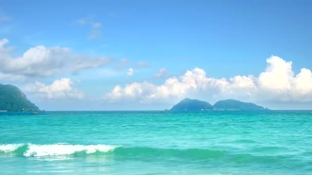 Rent blått hav klar vatten yta och vitt moln på himlen — Stockvideo