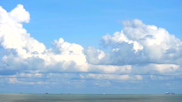 Cielo azul puro nube blanca que se mueve de izquierda a derecha sobre el lapso de tiempo del mar — Vídeos de Stock