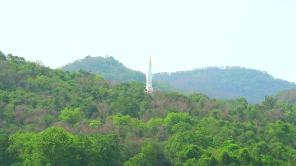 Вершина золотой белой пагоды на горе в храме Там Пратун — стоковое видео