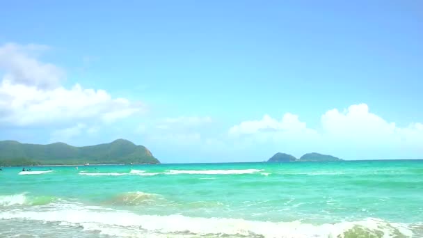 Turismo jogar água no mar e ilha e céu azul background1 — Vídeo de Stock