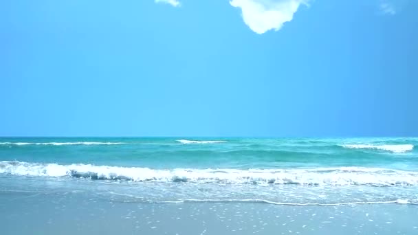 Хвиля переміщення на пляж і блакитне небо білий хмарний фон1 — стокове відео