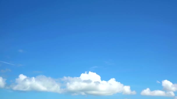Nube de montón blanco y cielo azul claro y ola en movimiento en verano — Vídeo de stock