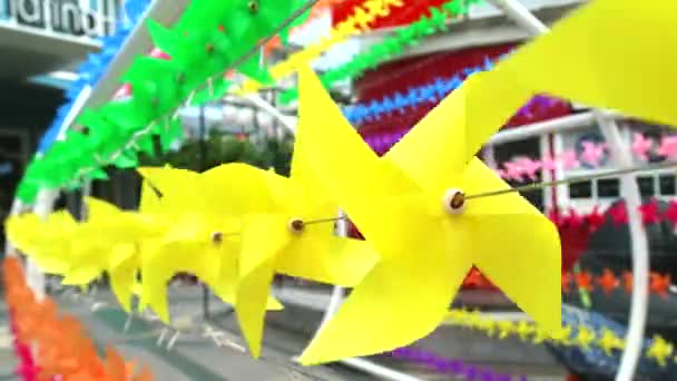 Juguete molino de viento amarillo está decorado en el centro comercial para dar la bienvenida al verano1 — Vídeo de stock