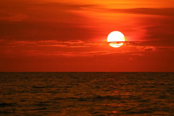 Sole di nuovo sul tramonto cielo orizzonte onda sul mare di superficie — Foto Stock