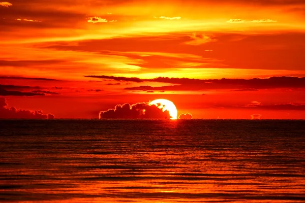 Ηλιοβασίλεμα σε θάλασσα και ωκεανό τελευταία φως κόκκινος ουρανός σιλουέτα σύννεφο — Φωτογραφία Αρχείου