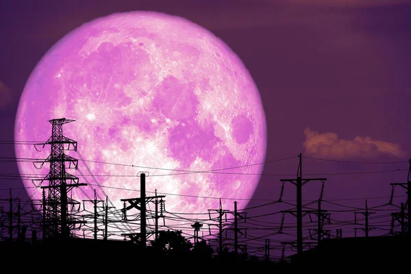 超级牛奶月亮回到夜空的剪影电杆 — 图库照片