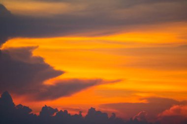 Alev Bulut günbatımı üzerinde deniz ve ray renkli gökyüzü