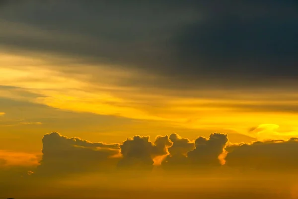 Colorido nascer do sol na silhueta céu nuvem barco de pesca e ilha — Fotografia de Stock