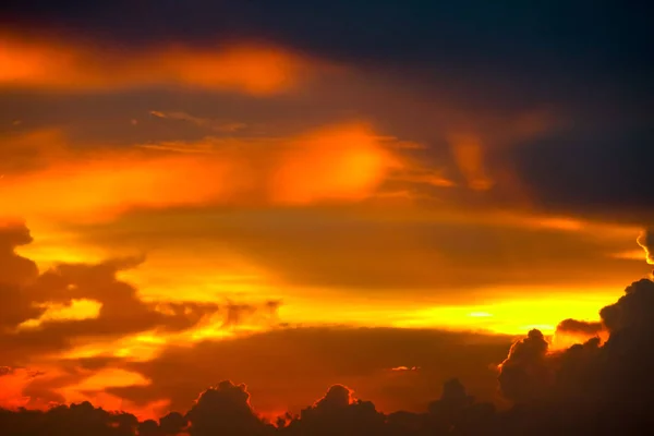 五颜六色的火焰云彩日落在海面上和光线多彩的天空 — 图库照片