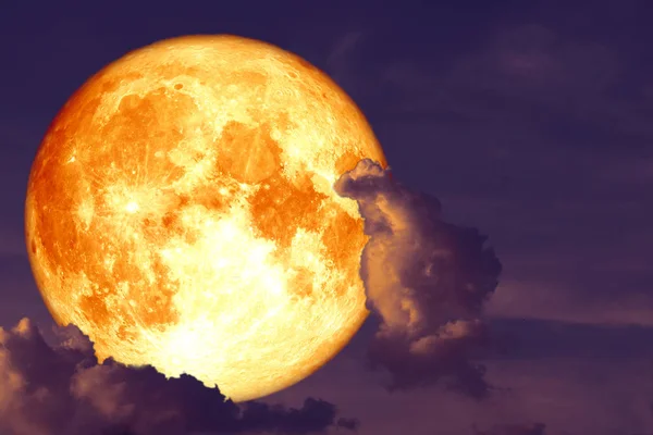Bulan purnama stroberi kembali di awan siluet saat matahari terbenam — Stok Foto