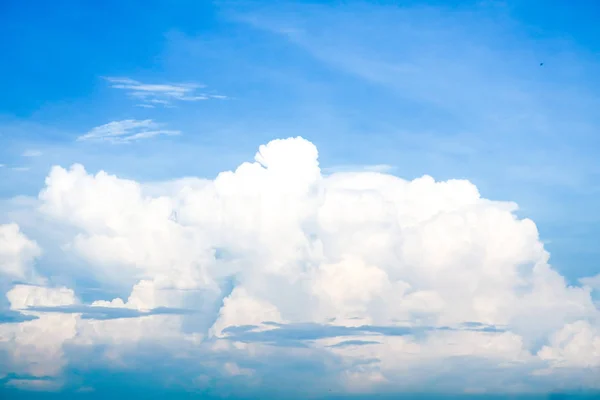 夏の澄んだ青い空を背景に白い雲 — ストック写真