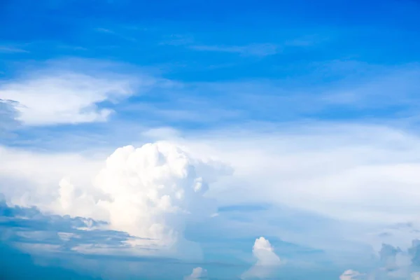 Weiße Wolke im Sommer blauer Himmel über dem Meer — Stockfoto