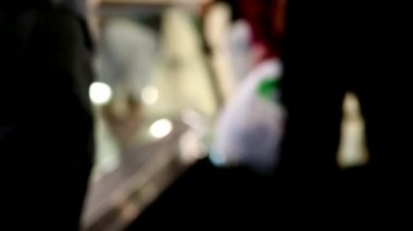 blur adam yürüyen merdiven kullanırken şüpheli bir adam takip ediyor