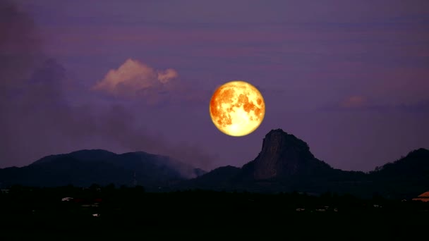 Кровний місяць, що рухається на небі і дим назад на гору — стокове відео