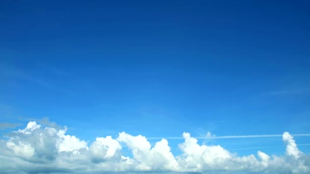 Klarer blauer Himmel und weiße Wolken im Zeitraffer — Stockvideo