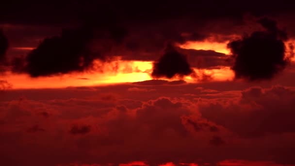 Nuage sombre mouvement passer lumière du soleil et rayon retour silhouette coucher de soleil ciel — Video