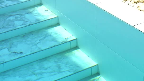 Escalera de mármol de la piscina y marea de la pared bajo el agua — Vídeos de Stock