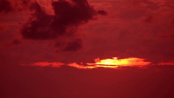 Κόκκινο σύννεφο κινείται πέρασμα του ήλιου και την ακτίνα πίσω σιλουέτα Sunset Sky — Αρχείο Βίντεο