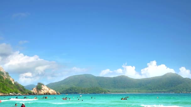 Ο τουρισμός παίζει νερό στη θάλασσα και το νησί και το γαλάζιο του ουρανού background2 — Αρχείο Βίντεο