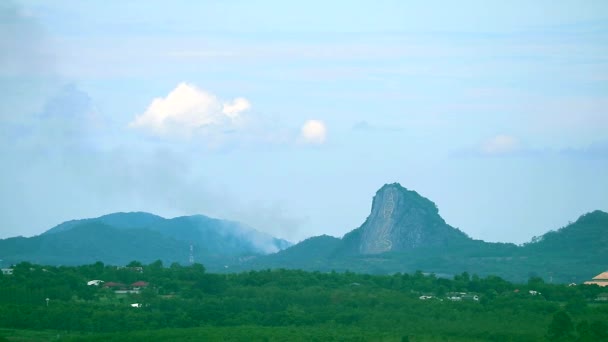 Smoke back Hill en Boeddha op klif en berg achtergrond — Stockvideo