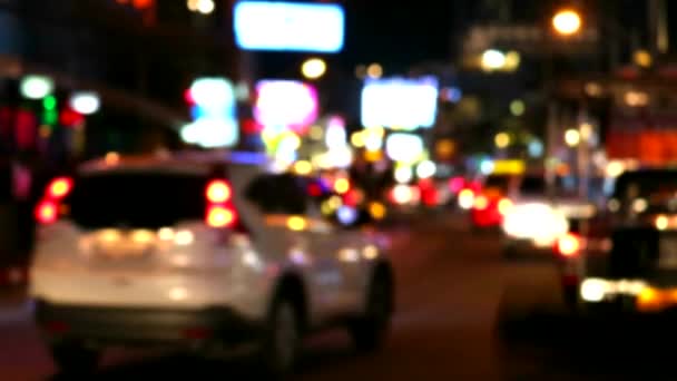 Туристы ездят на машине или мотоцикле по магазинам на ночном рынке — стоковое видео