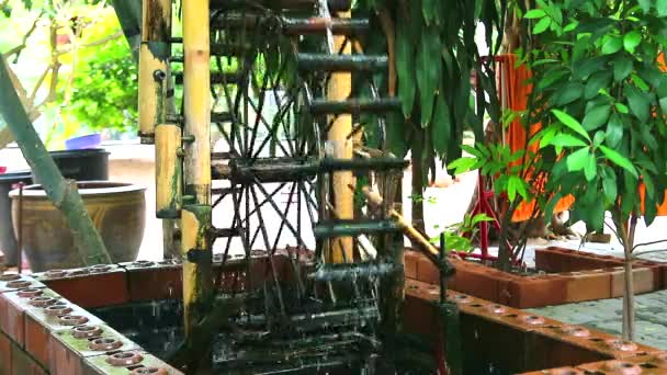 Roda de água feita de bambu decorado no jardim — Vídeo de Stock