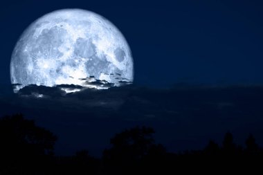 tam lenten ayda geri siluet bulut ve gece dağda 