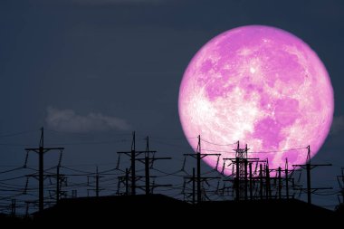 gece gökyüzünde siluet elektrik direğinde süt ay geri