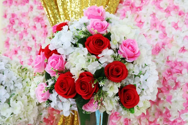 Vermelho e rosa rosa rosa boutique flor decorar em casamento e borrão o — Fotografia de Stock