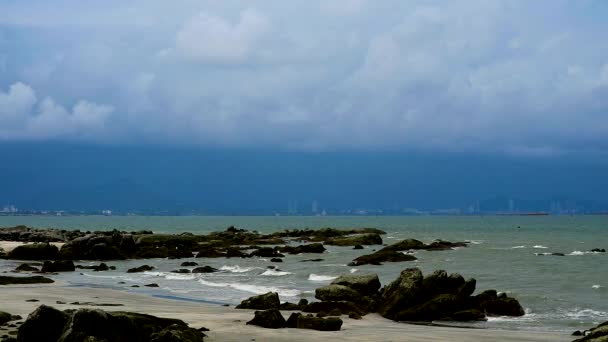 黑风暴云覆盖城市和海浪海浪到海岸由大风 — 图库视频影像