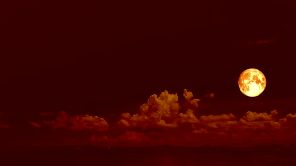 Σούπερ αίμα φεγγάρι κίνηση σε νυχτερινό κόκκινο ουρανό και σύννεφο κυλιόμενου — Αρχείο Βίντεο