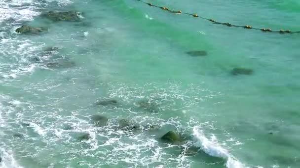 Welle auf hoher See erreicht Küste durch starken Wind und Boje im Wasser — Stockvideo