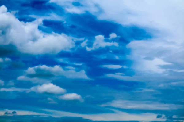 Borrão branco heap nuvem sol no verão azul céu nuvem macia — Fotografia de Stock