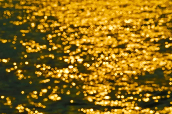 Zlatá barva abstrakce barvitá skvrna na povrchu mořské vody — Stock fotografie