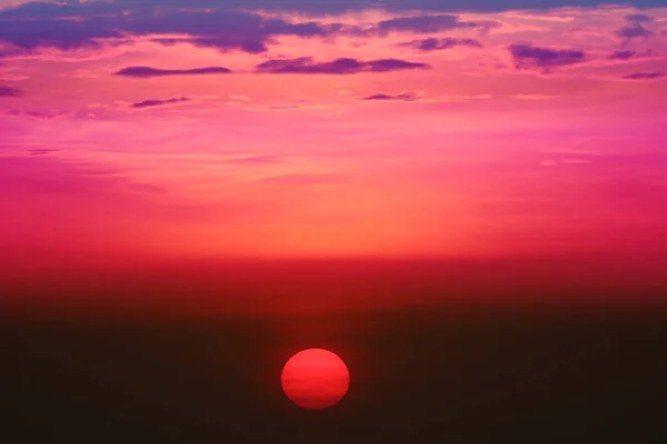 Solnedgång på Amazing Sky tillbaka kväll moln över Twilight Fishing o — Stockfoto