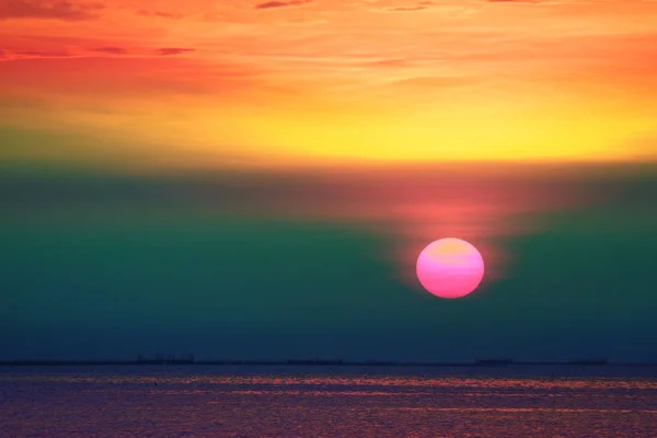 Coucher de soleil sur ciel arc-en-ciel retour nuage du soir sur pêche au crépuscule o — Photo
