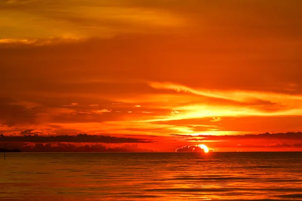 Tramonto sul mare e sull'oceano ultima luce cielo rosso silhouette nube — Foto Stock