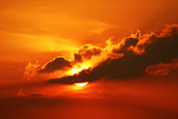Naplemente az égen és a Sun Ray vissza sziluett esti felhő — Stock Fotó