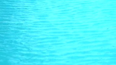 yüzme açık mavi renk su yüzeyinde su dalgası