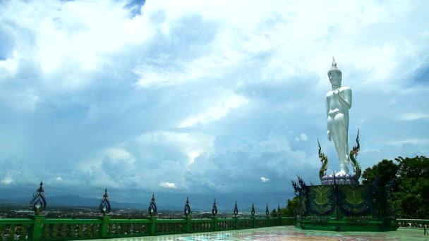 Perla buddha en montaña oscuro strom nube moviendo fondo — Vídeo de stock
