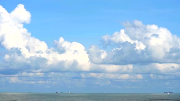 Cielo azul puro nube blanca que se mueve de izquierda a derecha sobre el mar — Vídeos de Stock