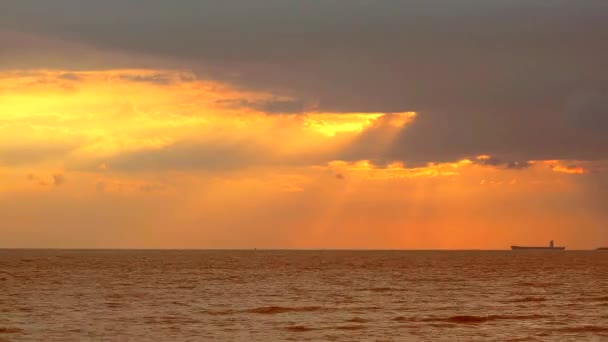 Cielo rayo puesta de sol en el cielo sobre el mar y el buque de carga de estacionamiento y nubes en movimiento — Vídeo de stock