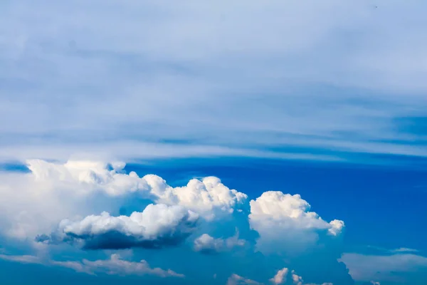 Enorme heap nuvem sol no céu azul nuvem macia — Fotografia de Stock