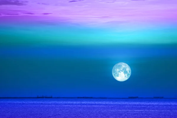 Bock Mond zurück auf Haufen rote Wolke am Nachthimmel — Stockfoto
