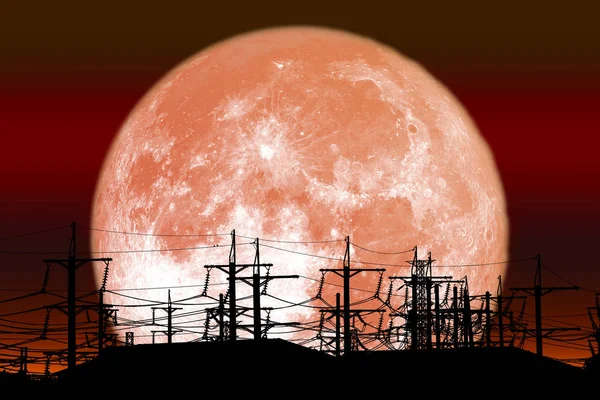 Voller roter Milchmond zurück auf Silhouette Strommast am Nachthimmel — Stockfoto