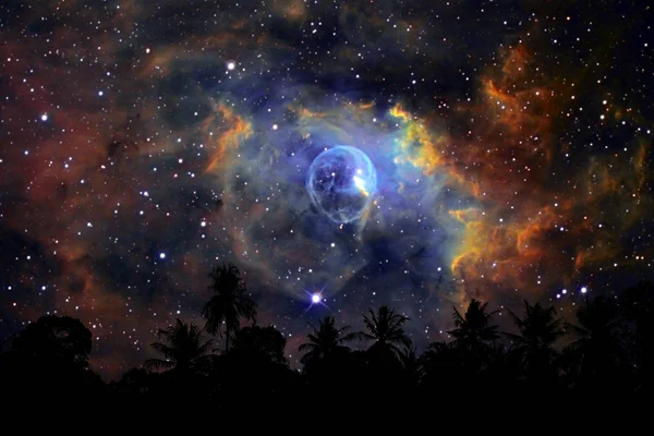 Розмита блакитна бульбашкова туманність на нічному хмарному небі силует на tr — стокове фото