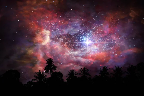 Borrar nebulosa antiga poeira estelar de volta na nuvem noturna céu por do sol sobre — Fotografia de Stock