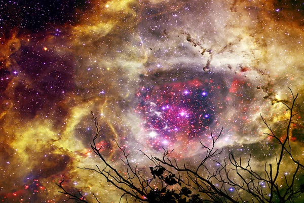 Nebulosa galáxia cor de ouro borrão de volta na silhueta céu nuvem noite — Fotografia de Stock