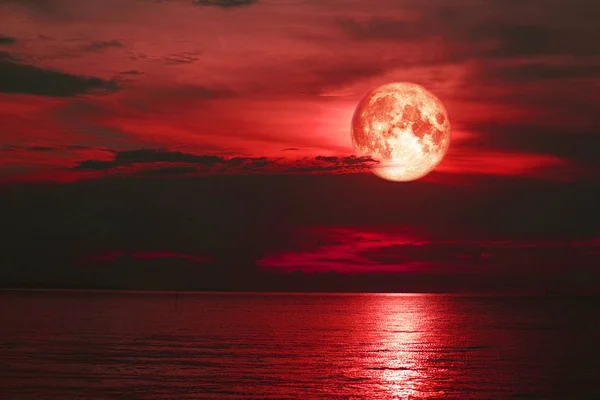Luna roja del esturión detrás en la nube de la silueta en el cielo del atardecer — Foto de Stock