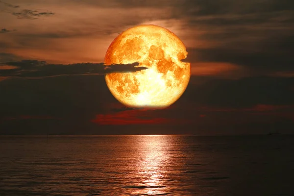Super růže Krvavý měsíc silueta oblačnosti Rudé nebe nad mořem — Stock fotografie